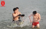 Hà Nội nắng nóng 38 độ C, người dân đổ xô ra hồ Tây tắm giải nhiệt